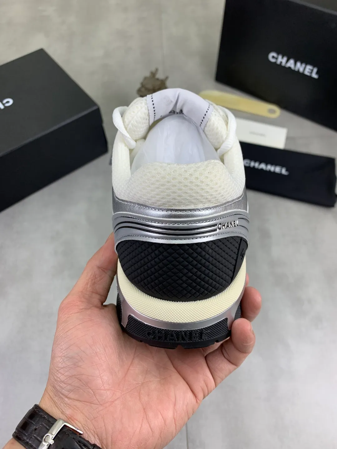 Men's Men's Shoes P620 New Chanel Chanel 25K Silver Horn Golden Horn King Casual Sports Shoes Original purchase and development Made by Xiaoxiang C Home Another super popular item in the counter, loved by Internet celebrity bloggers and ladies, various praises on social platforms, super popular, textured, breathable and super spring and summer. Seeing this issue always arouses the inner desire of fashion among girls. The latest suede material, classic black and white color, full of fashionable feeling on the feet. Easy to take care of, exquisite packaging at the delivery counter🛍📦 ▪️Fabrics: Original customized imported cowhide + mesh ▪️Inner lining: Customized imported breathable mesh ▪️Sole: Original molded rubber foam material ▪️Sole thickness: 4.5CM ▪️Size: 38-44